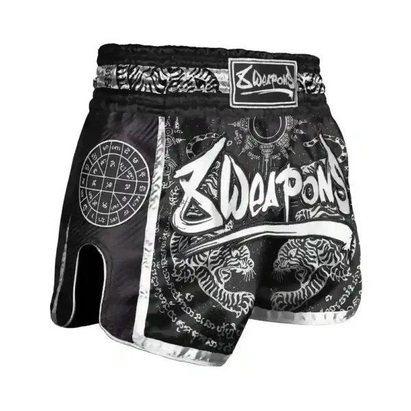 8 Vapen Muay Thai Shorts Carbon Sak Yant Tigers Svart